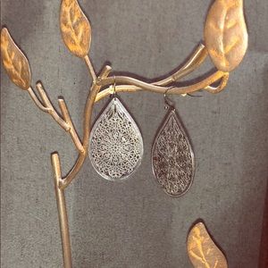 🎉🎀Filgree tear  drop earrings🎀🛍